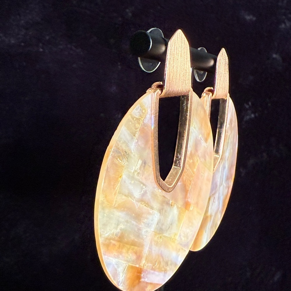 ✨ Kendra Scott Diane Rose Gold Statement Earrings in Brown Mother-of-Pearl - Picture 3 of 7